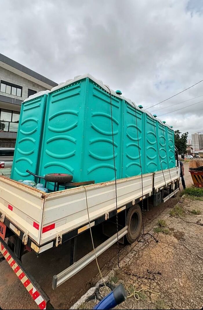 Caminhão da Julia Locações transportando banheiros químicos