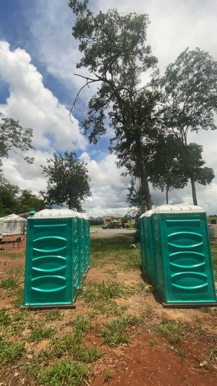 Banheiros químicos em parque para uso público